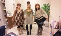 ３人の服装が…
