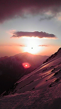 ３日「リカちゃんの誕生日」穂高山荘からの夕日です。