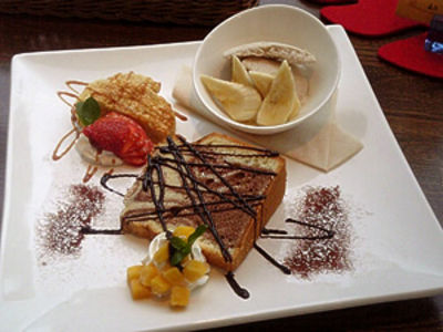 お洒落なカフェで美味しいケーキを