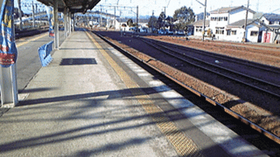朝早い駅のホームも不…