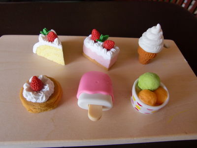 ケーキ、アイスクリーム？