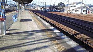 朝早い駅のホームも不…